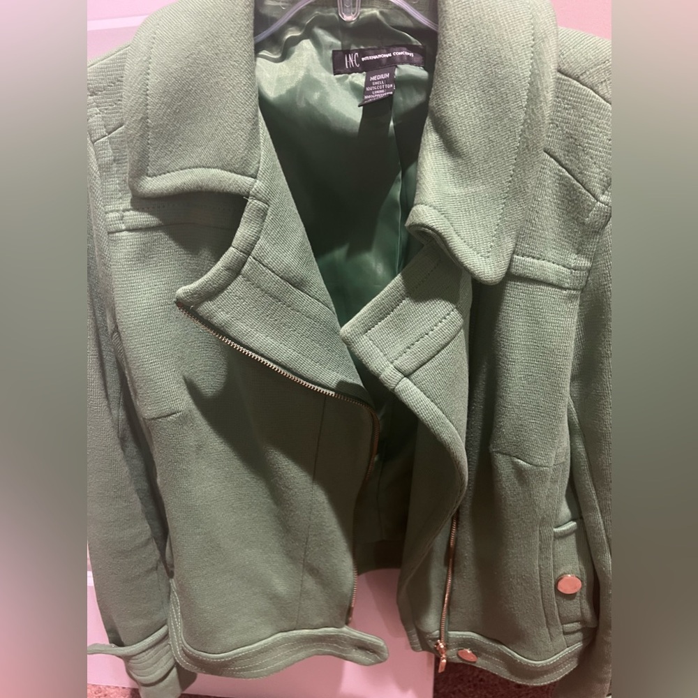 Beautiful green jacket with gold zipper and buttons - Picture 8 of 8